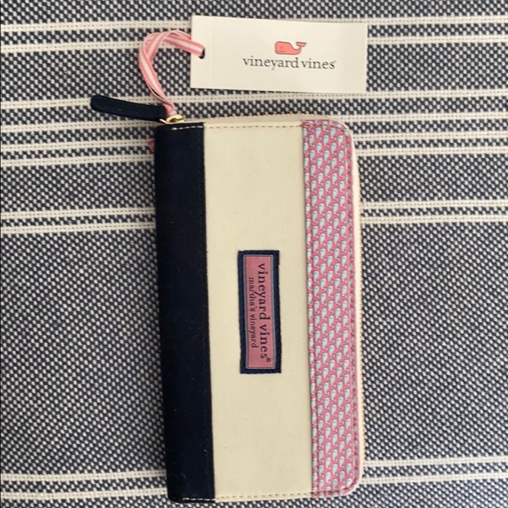 Vineyard Vines NWT wallet. Navy and Pink whales